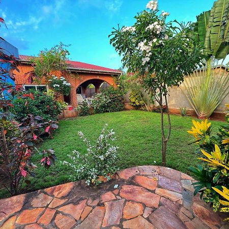 Maison Charlotte Forever Chambre D'Hotes Chez Un Couple Belgo Togolais Lomé Kültér fotó